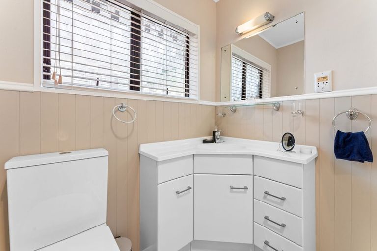 Photo of property in 2/41 Highland Drive, Highland Park, Auckland, 2010