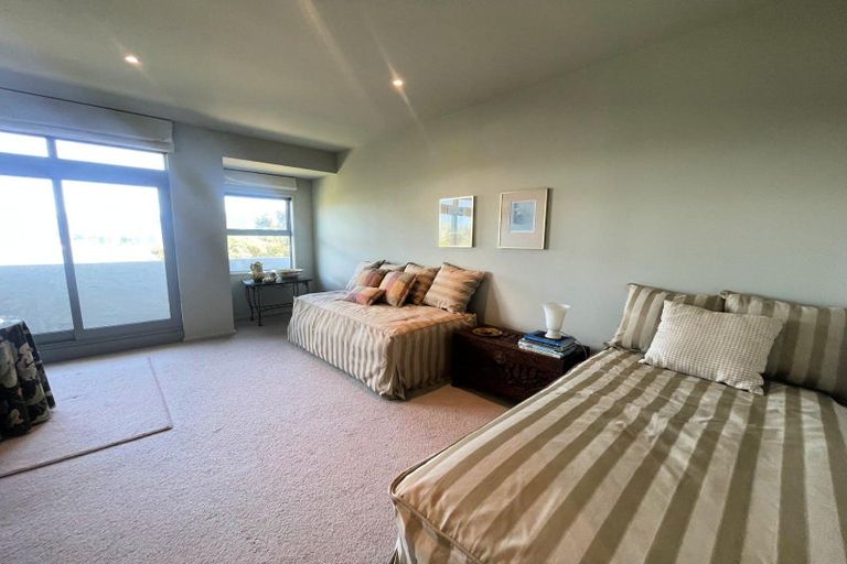 Photo of property in Beauport Apartments, 2/30 The Crescent, Roseneath, Wellington, 6011