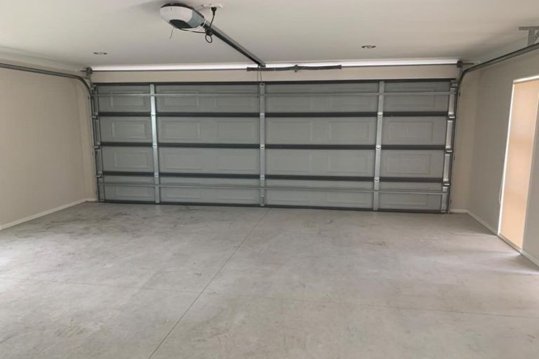 Photo of property in 1 Mark Edward Drive, Half Moon Bay, Auckland, 2012