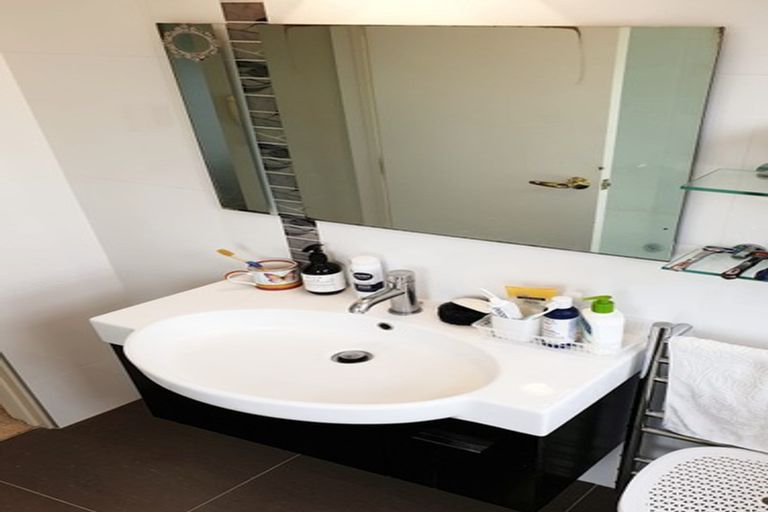 Photo of property in 15 Cayman Place, Unsworth Heights, Auckland, 0632