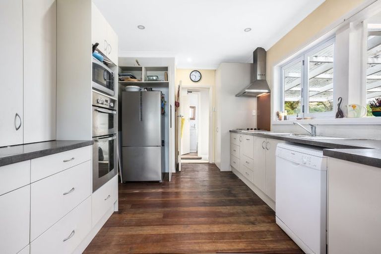 Photo of property in 16 Raroa Terrace, Tawa, Wellington, 5028