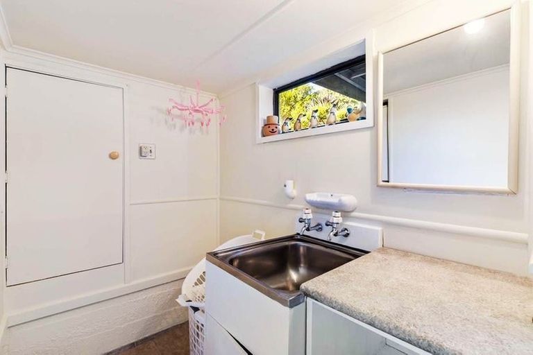 Photo of property in 1/81 Awaroa Road, Sunnyvale, Auckland, 0612