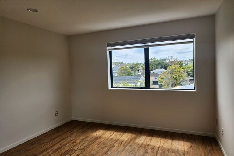 Photo of property in 22f Totaravale Drive, Totara Vale, Auckland, 0629