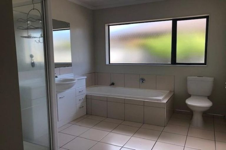Photo of property in 2 Brosna Place, East Tamaki, Auckland, 2016