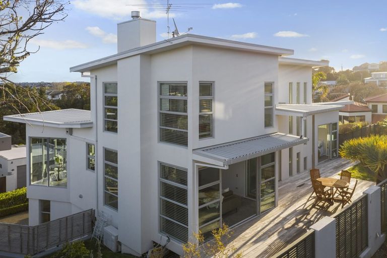 Photo of property in 32a Parr Terrace, Castor Bay, Auckland, 0620