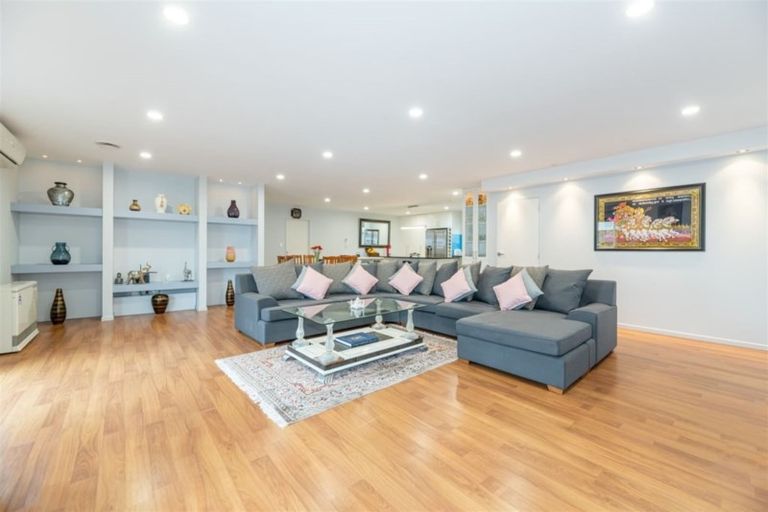 Photo of property in 92 Lake Panorama Drive, Henderson Valley, Auckland, 0612