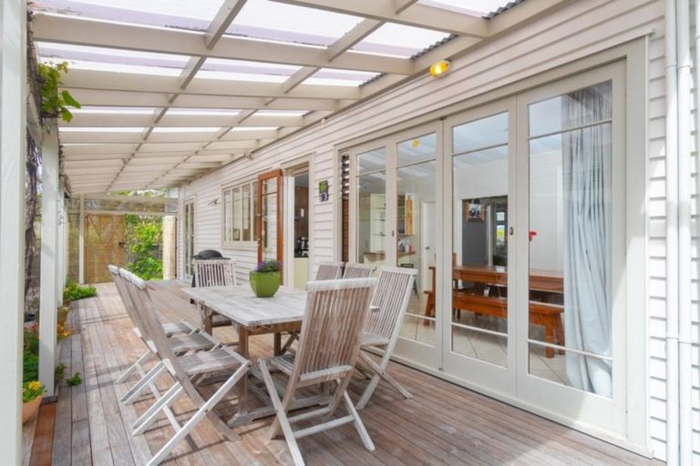 Photo of property in 2 Lynch Street, Point Chevalier, Auckland, 1022