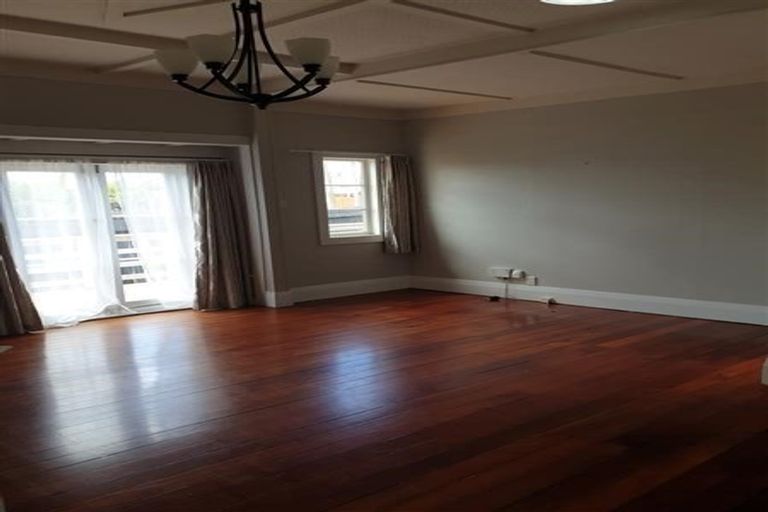 Photo of property in 1/65 Shakespeare Road, Milford, Auckland, 0620