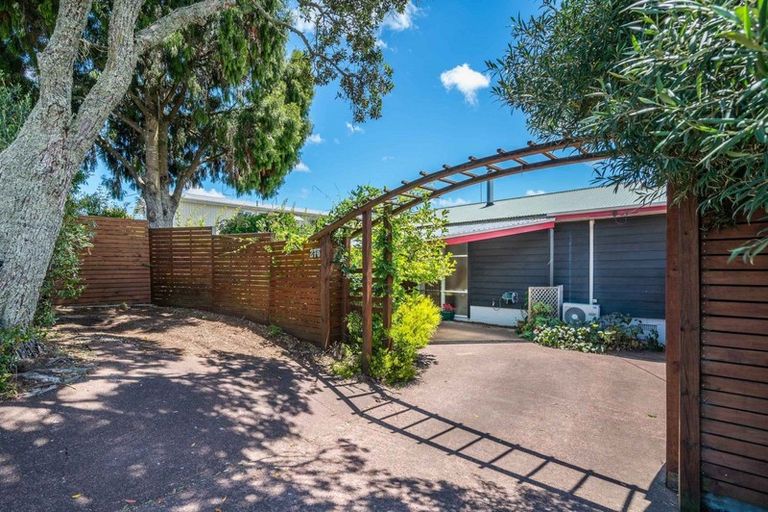 Photo of property in 275 Don Buck Road, Massey, Auckland, 0614