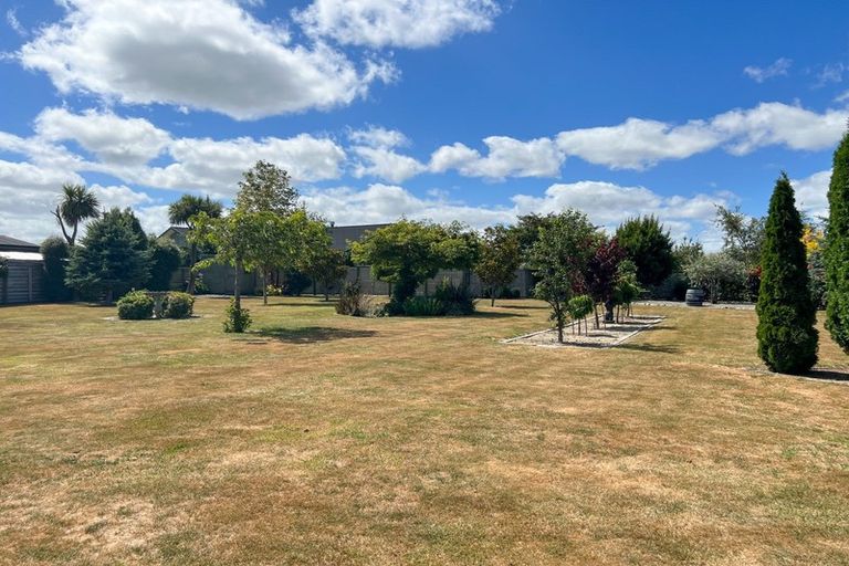 Photo of property in 8 Daffodil Grove, Carterton, 5713