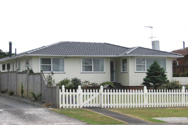 Photo of property in 57 Avonleigh Road, Green Bay, Auckland, 0604