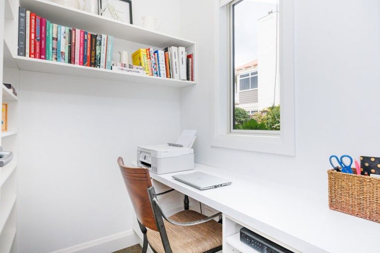 Photo of property in 5 Fairway Grove, Hokowhitu, Palmerston North, 4410