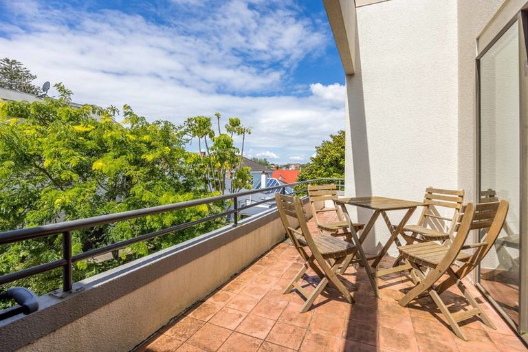 Photo of property in 8d Arotau Place, Grafton, Auckland, 1023