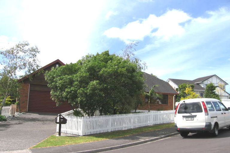 Photo of property in 6 Delisle Place, Windsor Park, Auckland, 0632