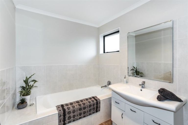 Photo of property in 11 Ina Ville Drive, Pukekohe, 2120