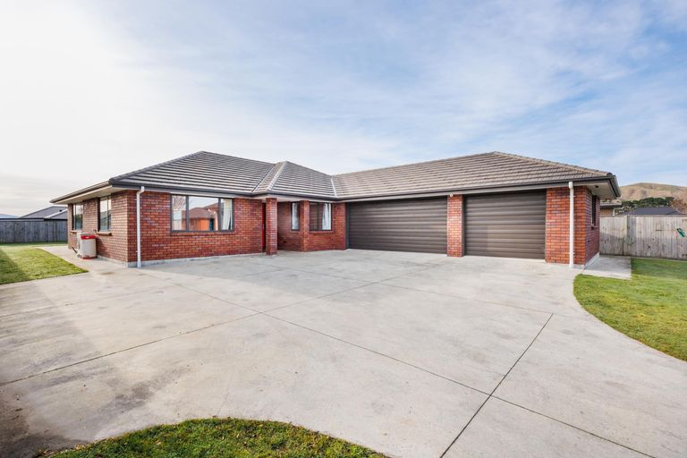 Photo of property in 5 Cyprus Place, Fitzherbert, Palmerston North, 4410
