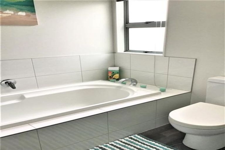 Photo of property in 1/6 Arirang Rise, Pinehill, Auckland, 0632