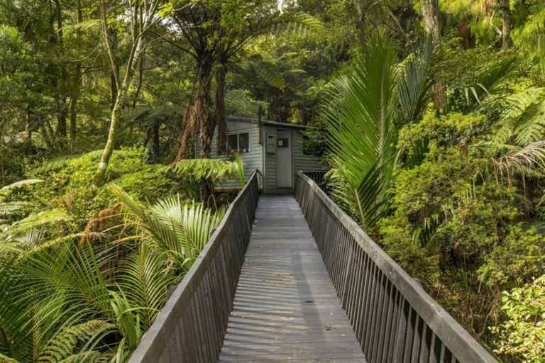 Photo of property in 16 Napuka Road, Henderson Valley, Auckland, 0612