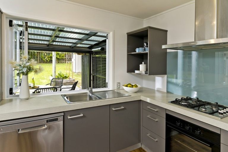 Photo of property in 18 Hellyers Street, Birkdale, Auckland, 0626