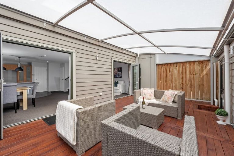 Photo of property in 2/21 Fields Parade, Oteha, Auckland, 0632