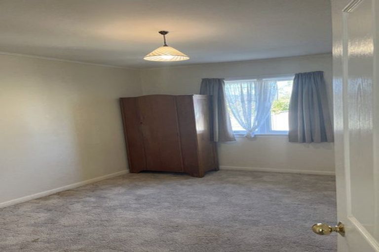 Photo of property in 125 Millbrook Road, Sunnyvale, Auckland, 0612