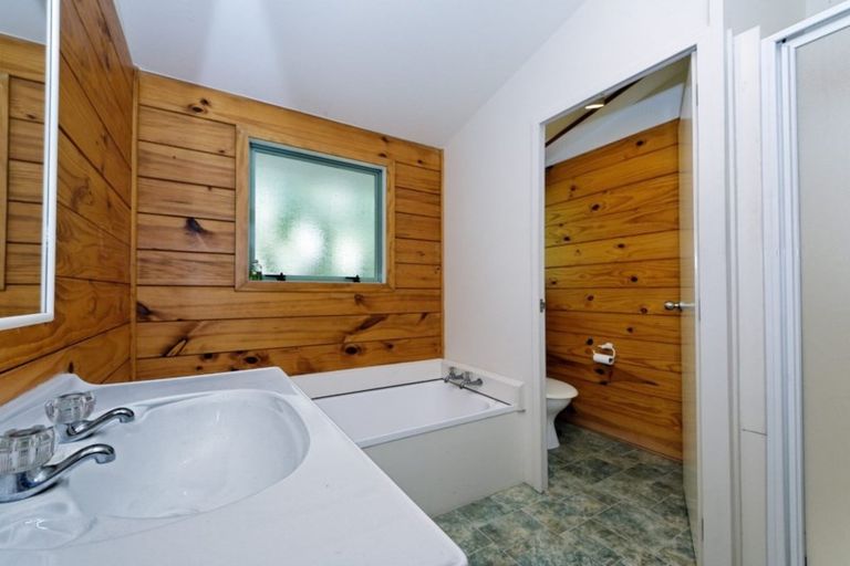 Photo of property in 105 Seaview Road, Piha, 0772