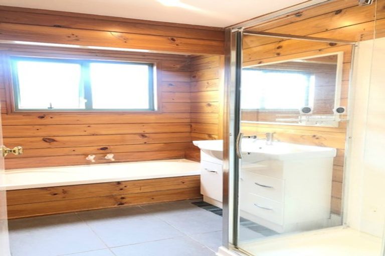 Photo of property in 5 Loughanure Place, Massey, Auckland, 0614