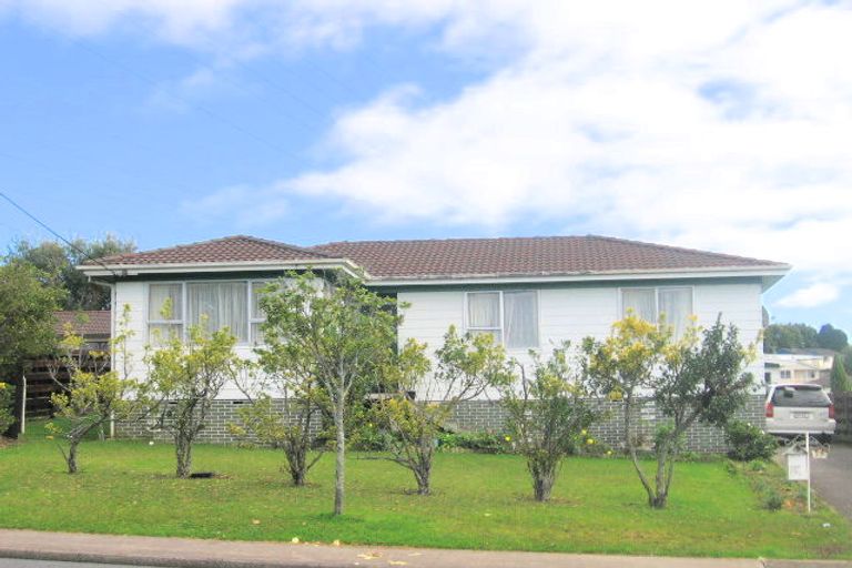 Photo of property in 25 Waimumu Road, Massey, Auckland, 0614