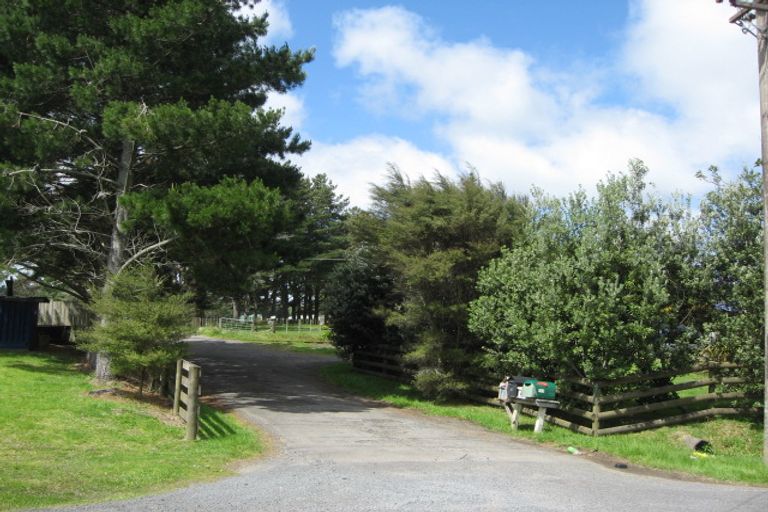 Photo of property in 119 Waitakere Road, Waitakere, Henderson, 0782