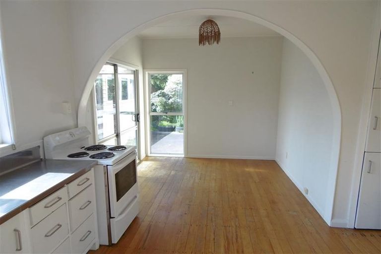 Photo of property in 53 Seaview Road, Marfell, New Plymouth, 4310