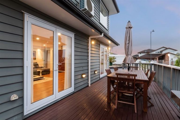 Photo of property in 92 Lake Panorama Drive, Henderson Valley, Auckland, 0612