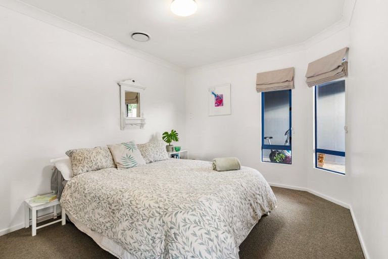 Photo of property in 2/87 Island Bay Road, Beach Haven, Auckland, 0626