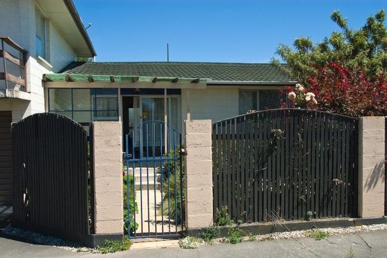 Photo of property in 2/101 Middlepark Road, Sockburn, Christchurch, 8042