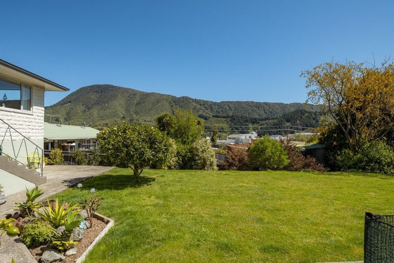 Photo of property in 23 Broadway, Picton, 7220