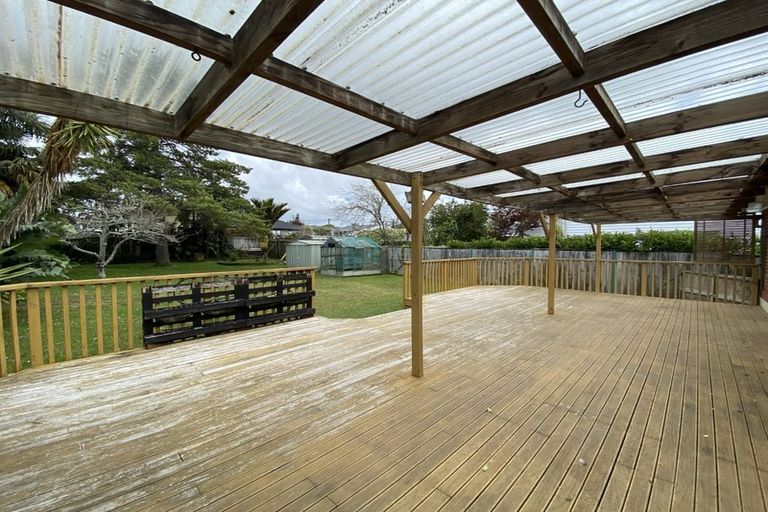 Photo of property in 1 Royal View Road, Te Atatu South, Auckland, 0610