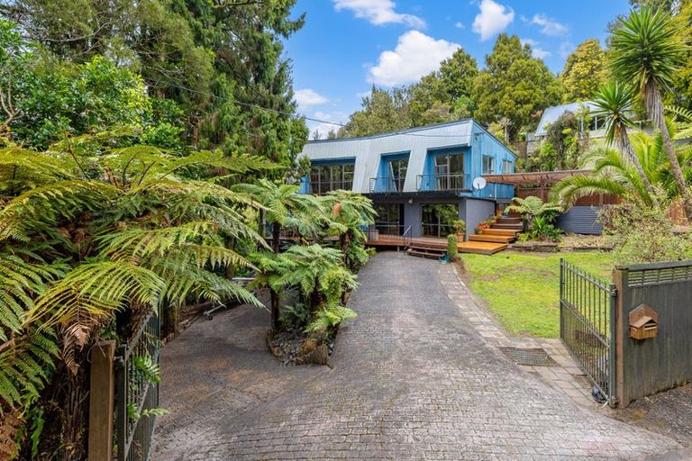 Photo of property in 33 Quinns Road, Waiatarua, Auckland, 0612