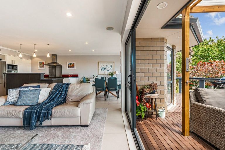 Photo of property in 10 Anchorite Way, Red Beach, 0932