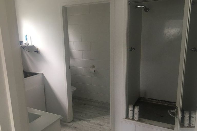 Photo of property in 20 Browns Bay Road, Rothesay Bay, Auckland, 0630