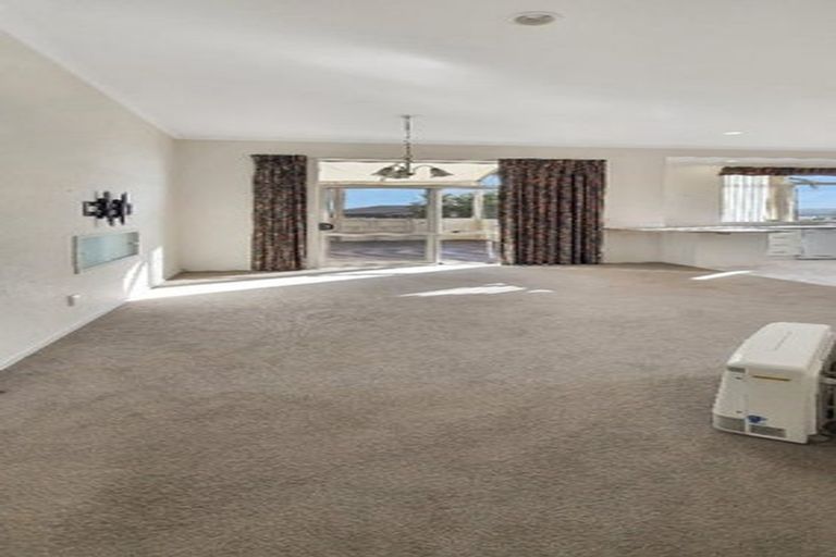 Photo of property in 9 Lorikeet Place, Unsworth Heights, Auckland, 0632