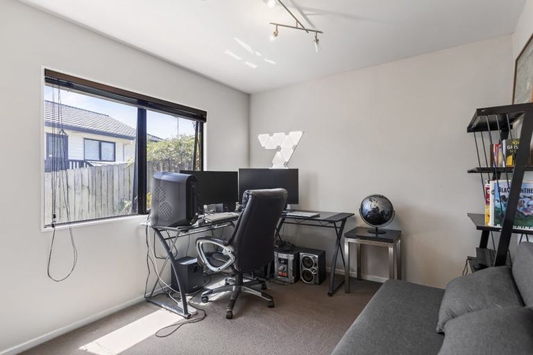 Photo of property in 2/10 Altair Place, Windsor Park, Auckland, 0632