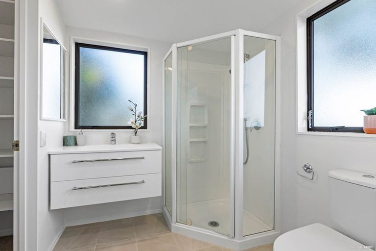 Photo of property in 2/9 Stoneleigh Court, Sunnynook, Auckland, 0632