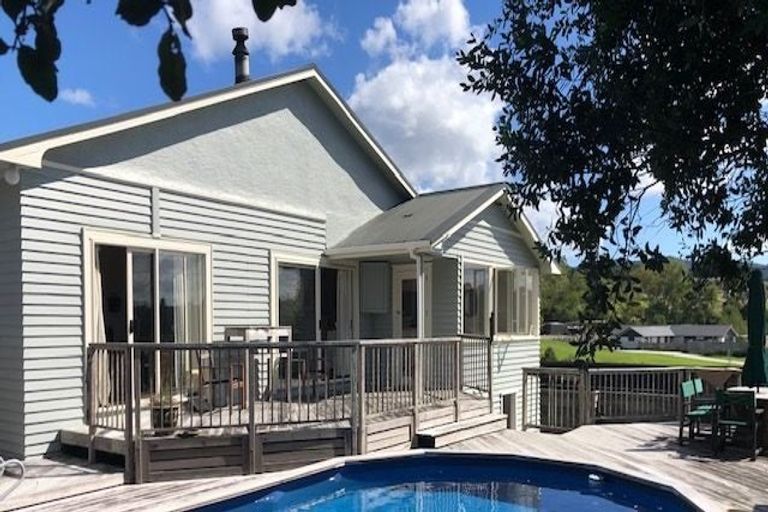 Photo of property in 71 Shaw Road, Oratia, Auckland, 0604