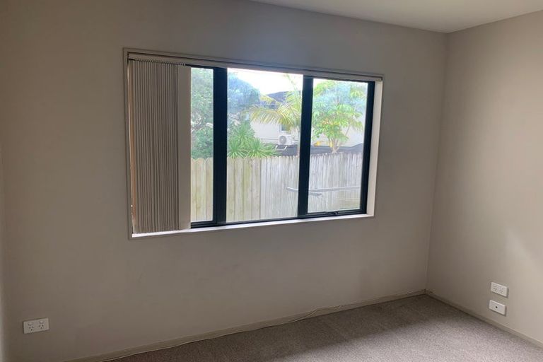Photo of property in 20 Malin Place, Pinehill, Auckland, 0632