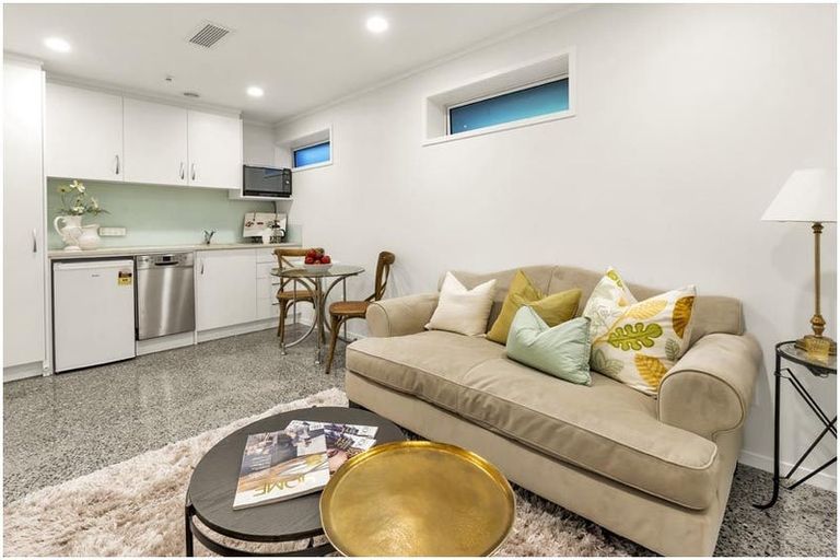 Photo of property in 2/24 Selwyn Road, Cockle Bay, Auckland, 2014