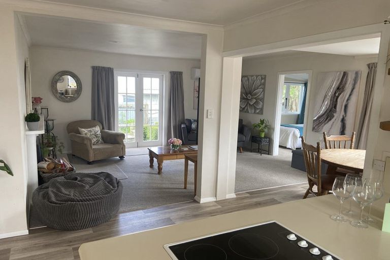 Photo of property in 12a Oxford Street, Martinborough, 5711