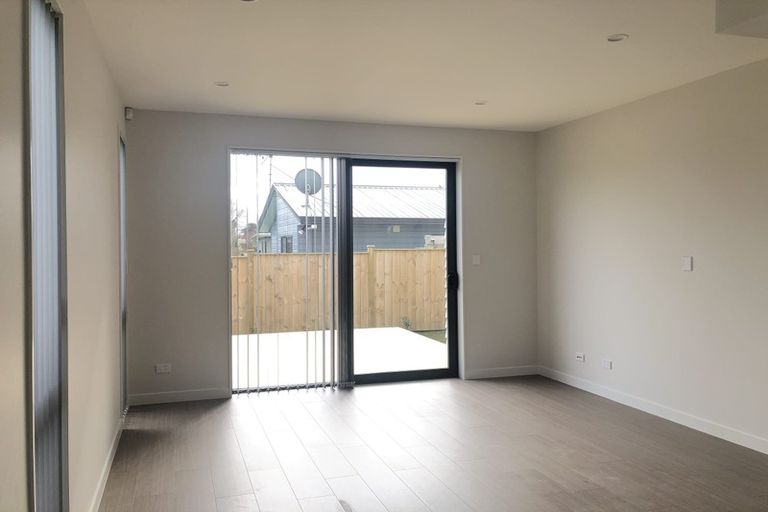 Photo of property in 4/21 Akoranga Drive, Northcote, Auckland, 0627