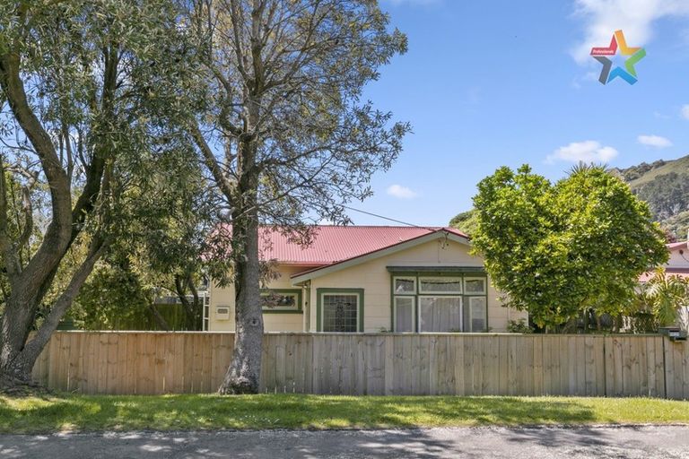 Photo of property in 22 Miro Street, Eastbourne, Lower Hutt, 5013