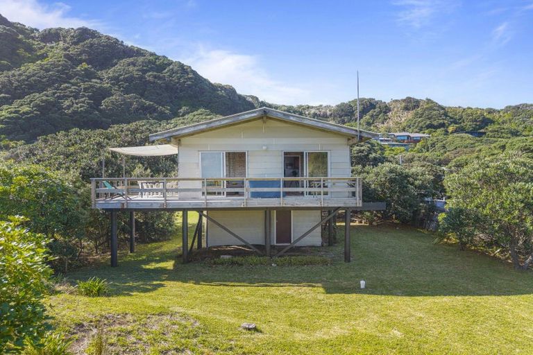 Photo of property in 36 North Piha Road, Piha, 0772