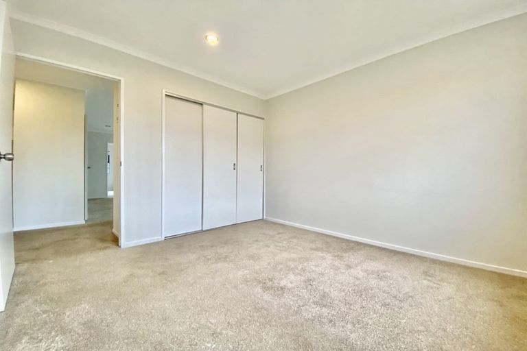 Photo of property in 14 Ray Small Drive, Papakura, 2110