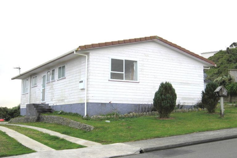 Photo of property in 14 Evesham Place, Newlands, Wellington, 6037